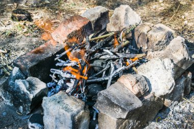 Sıcak bir yaz gününde, bir ateş söndü.