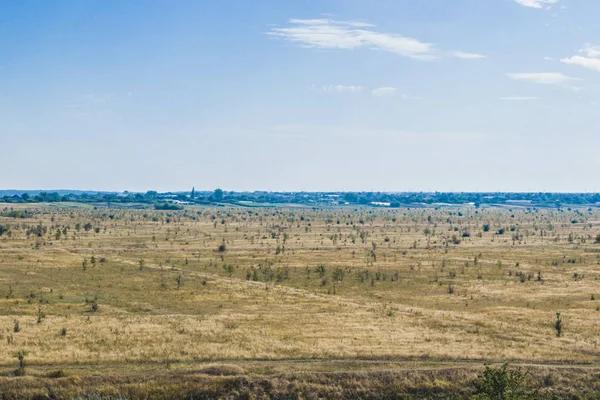 Letní hory a modrá obloha krajina — Stock fotografie