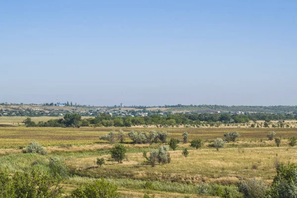 Büyük bir alanında, tüm solmuş mavi gökyüzü