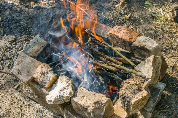 Ateş yavaşça yanıyor..