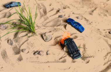 Retro yarış arabaları. Bir araba yanıyor