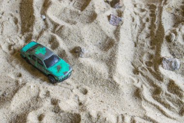 Yeşil yarış araba yolda.