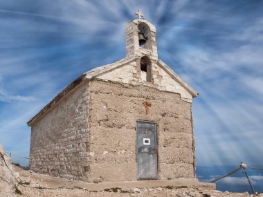 Dağın en yüksek tepesinde küçük kilise.