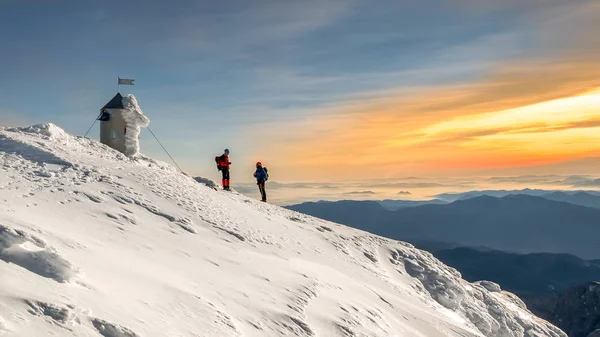İki alpinists Triglav dağın konuşuyor.