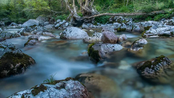 Mystic večer na modré řeky Soča. Triglav National Park, Slovinsko. — Stock fotografie