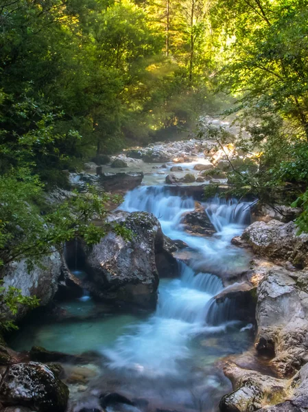 Mystic ráno na řece modré Soca.Triglav národní Park, Slovinsko. — Stock fotografie