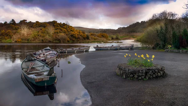 Barcos de madeira em uma fileira em um lago. Irlanda . — Fotografia de Stock