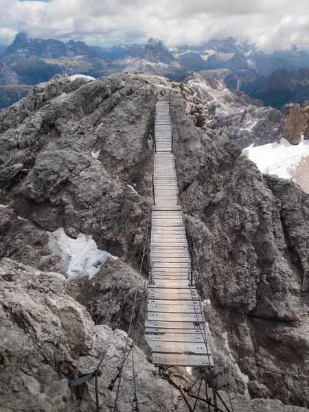 Beroemde houten hangbrug op Monte Cristallo. — Stockfoto