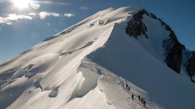 Mont Blanc tırmanma alpinists.