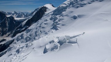 Kar yamaç yarık ile güzel görünümü.