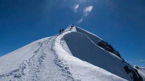 Alpinists Mont Blanc kadar gidiyor.