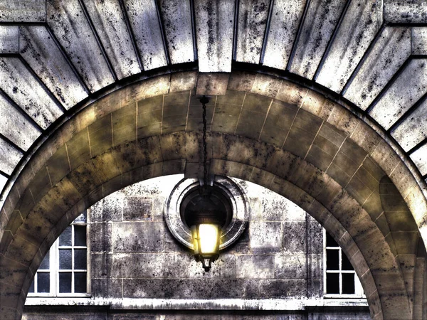 Lámpara de calle colgando de la parte superior del arco . —  Fotos de Stock