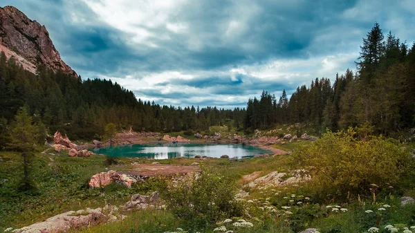 Vista de un lago en el valle de los lagos de Triglav . — Foto de Stock