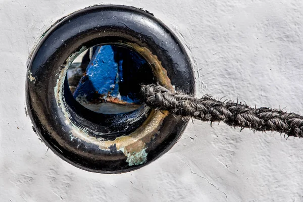 Zwarte patrijspoort op de ijzeren wit-visser. — Stockfoto