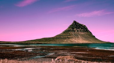 Kirkjufell dağın panoramik görünüm.