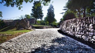 Trsat kalesine giden Arnavut kaldırımlı yol.