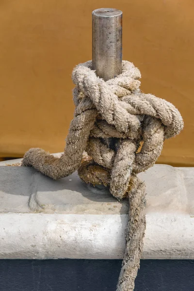 Vieille corde attachée autour du pilier en acier inoxydable . — Photo