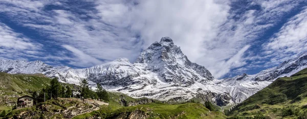 Panorámás kilátás nyílik a Matterhorn-csúcsra Dél arca. — Stock Fotó