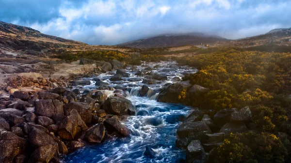 Landschaft Blick auf einen blauen Fluss. — Stockfoto