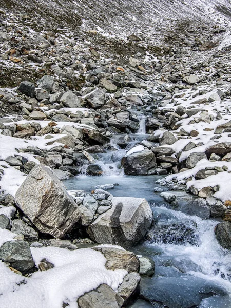 Berg rivier met watervalletjes. — Stockfoto