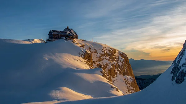 Pôr do sol na cabana da montanha Kredarica . — Fotografia de Stock