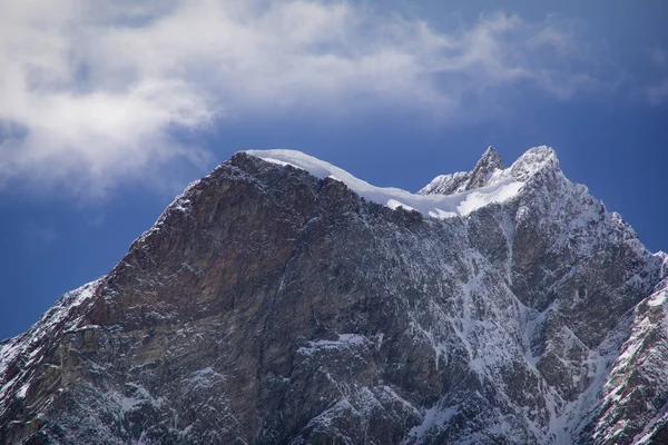 Karla kaplı dağ zirvesi.