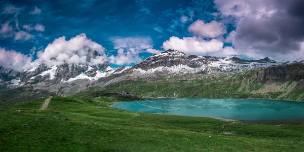 Matterhorn Güney yüzü panoramik manzaralı.