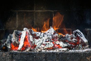 Bir tuğla Barbekü ortasında yanan ateş.