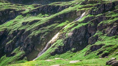 Küçük nehir dağlarda.