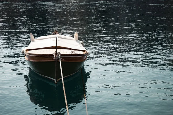 Vue paysage d'un bateau en bois brun attaché à l'avant . — Photo