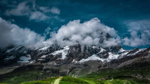 Liggande vy av södra ansiktet över Matterhorn. — Stockfoto