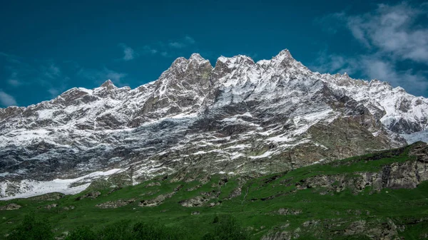 Valle d'Aosta güzel dağlar peyzaj Manzaralı.