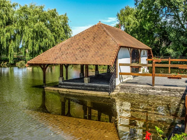 Um pequeno edifício no lago . — Fotografia de Stock