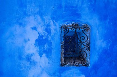 Mavi duvardaki eski geleneksel pencerenin panoramik görüntüsü. 