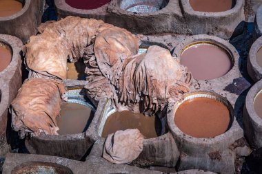 Eski Medine 'deki bir tabakhanedeki renkli varillerin manzara manzarası.