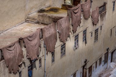 Eski Medine 'deki bir tabakhanedeki renkli varillerin manzara manzarası.