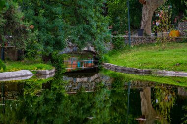 Nehrin üzerindeki taş köprünün manzarası. 