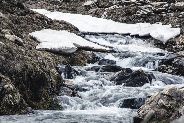 Vista panorámica de un río y restos de hielo y nieve . — Foto de Stock