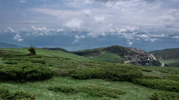 Panoramablick auf bunte Berge, Wiese — Stockfoto