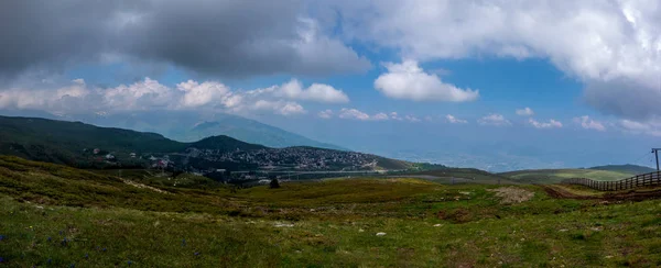 Panoramablick auf bunte Berge, Wiese und Tal — Stockfoto