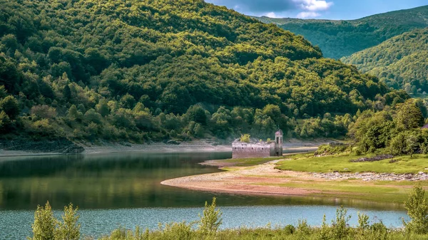 Krajina pohled na starý kostel sv. Mikuláše. — Stock fotografie