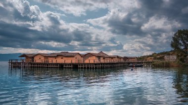 Ohri Gölü 'ndeki Kemik Körfezi' nde su üzerindeki müze panoraması