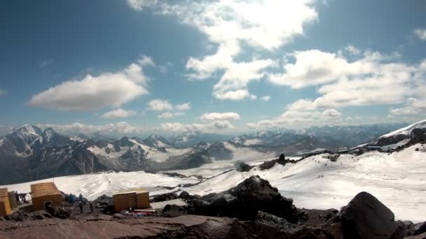 エルブラス山の下の氷河と谷の風景 ヨーロッパで最も高い位置にある ロシアの夏 コーカサス タイムラプス シームレスビデオ — ストック動画