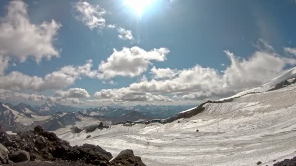 Landskapsutsikt Över Glaciären Och Den Snötäckta Sluttningen Nedanför Elbrusberget Den — Stockvideo