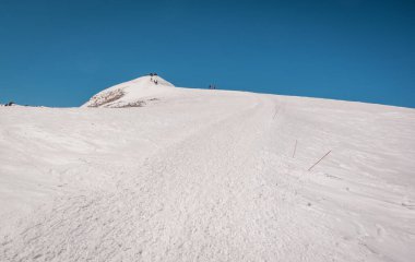 Kafkasya, Rusya 'daki Elbrus Dağı' nın (5642 metre) doğu zirvesi manzarası. En üstteki dağcı grubunun yolu.