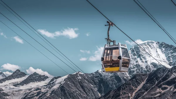 Teleferiği kapatın. Kafkasya, Elbrus Dağı. Arkaplanda karla kaplı dağlar.