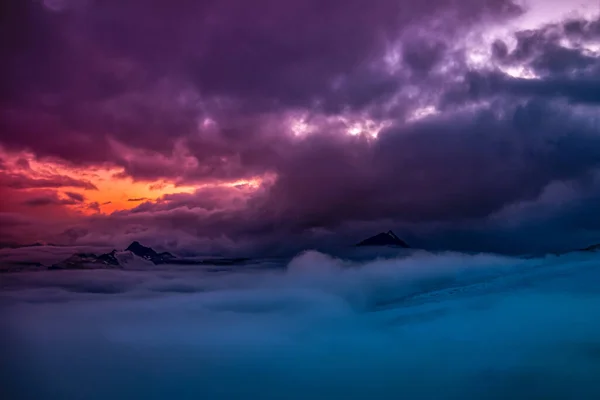 Panorama Altas Montanhas Nuvens Pôr Sol Colorido Fundo Monte Elbrus — Fotografia de Stock