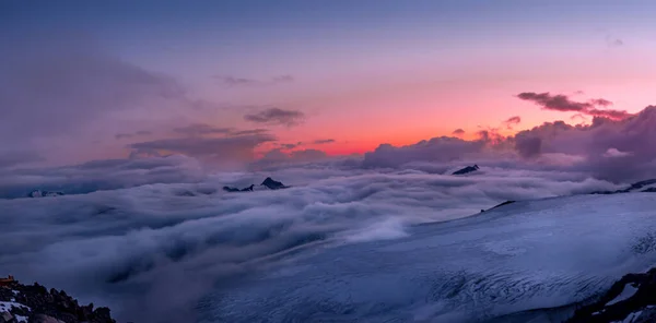 Panorama Des Hautes Montagnes Des Nuages Coucher Soleil Coloré Arrière — Photo