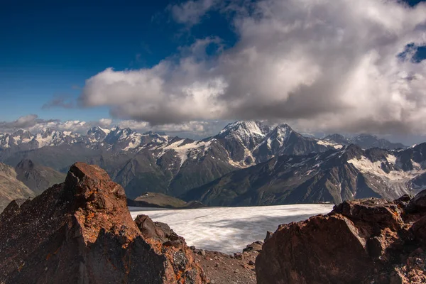 Landskapsutsikt Över Glaciären Elbrus Kaukasus Ryssland Moln Och Berg Bakgrunden — Stockfoto