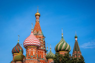 St. 'in yakınında. Moskova Kremlin 'deki Kızıl Meydan' daki Basil Katedrali, Rusya 'daki Yaz. Arka planda açık mavi gökyüzü..